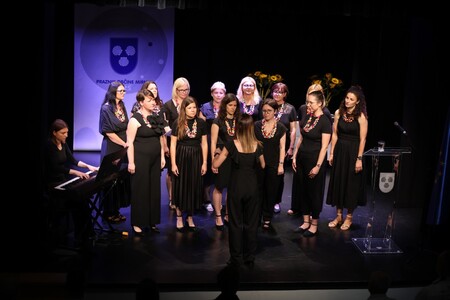 Praznik Mirna 2025 - Uciteljski pevski zbor OS Mirna, foto Studio PraprotKa (2)